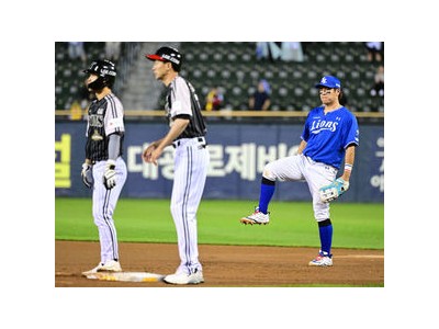 강민호 1루수로 뛰다니 프로야구 화제